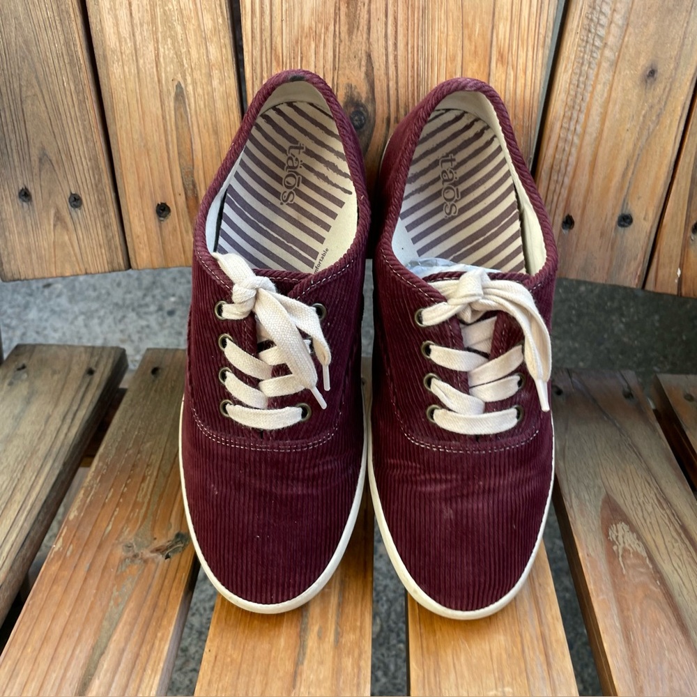 Taos Guest Star Red Corduroy Sneakers Women’s Size 9.5 Bordeaux